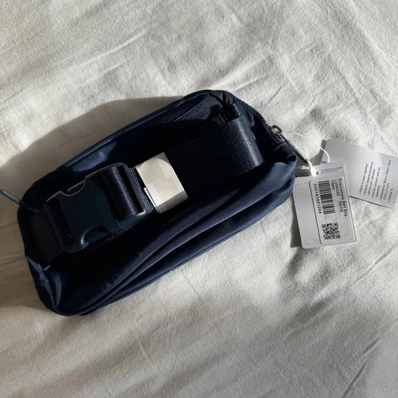 🆕 Lululemon Everywhere Belt Bag True Navy - Picture 4 of 6